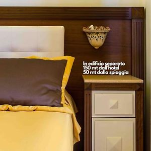 Camera con letto king size in edificio annesso